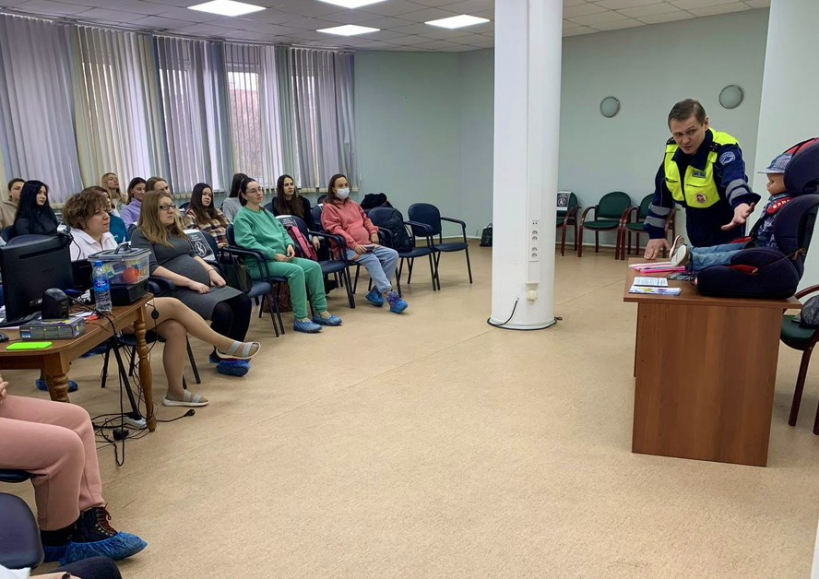 Автоинспекторы посетили женскую консультацию в Красногорске