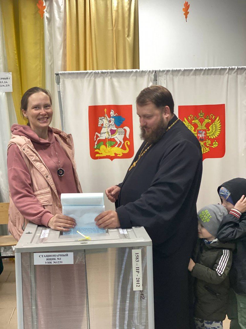 Настоятель храма Архангела Михаила Сергей Чесноков вместе с семьёй пришёл на избирательный участок в Николо — Урюпинской школе